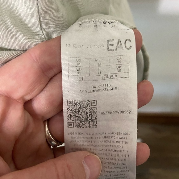 Guess vintage size M v neck graphic tee EUC - Picture 5 of 7